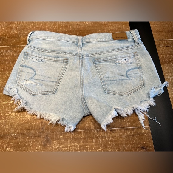 American Eagle Tomgirl Shortie Jean
Shorts Distressed Button fly Light Wash - Picture 8 of 10